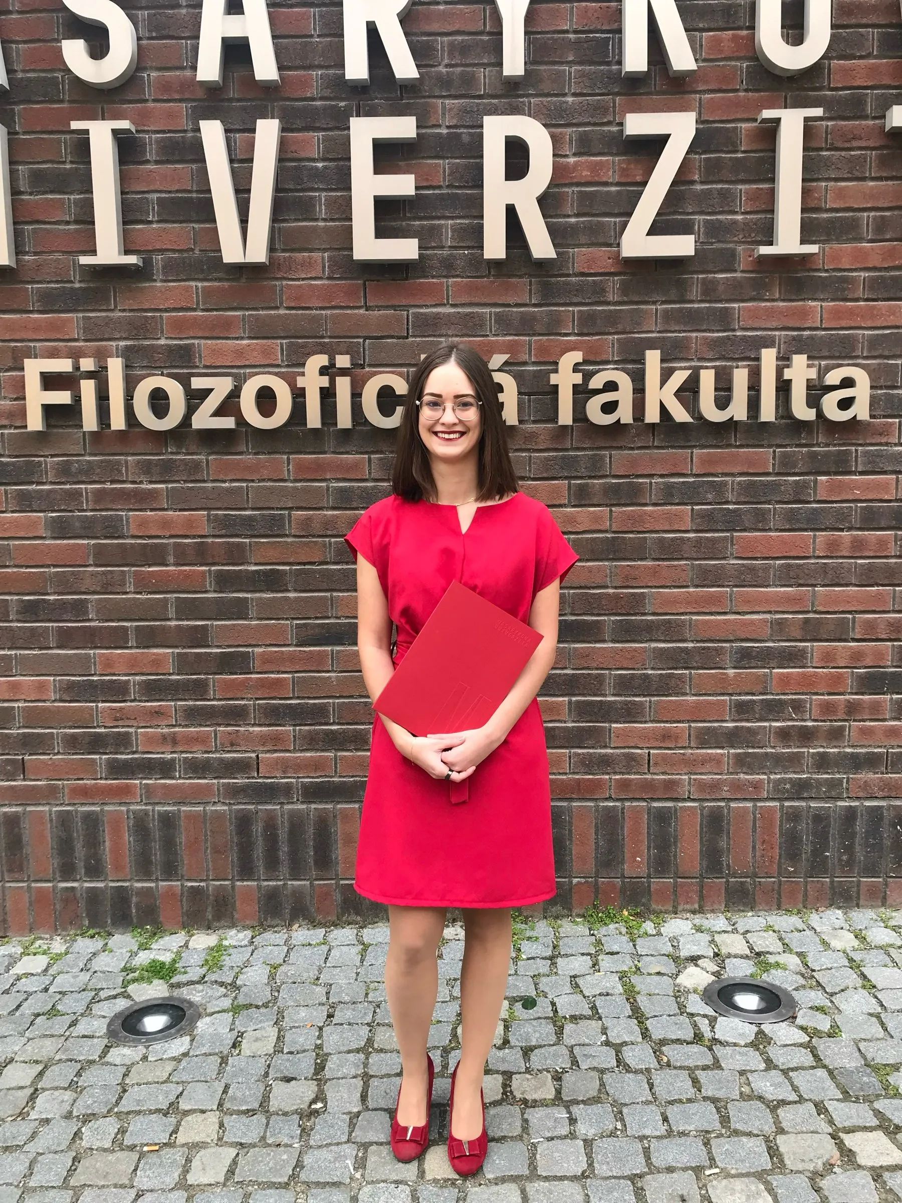 Veronika Gábor na promoci před Filozofickou fakultou Masarykovy univerzity