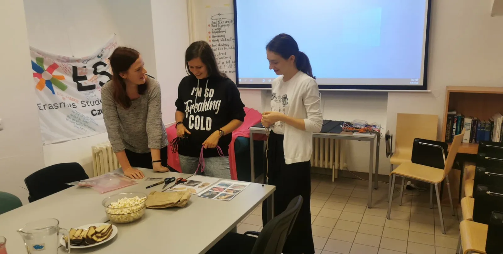 Výroba barefoot bot Huarache na řemeslném workshopu