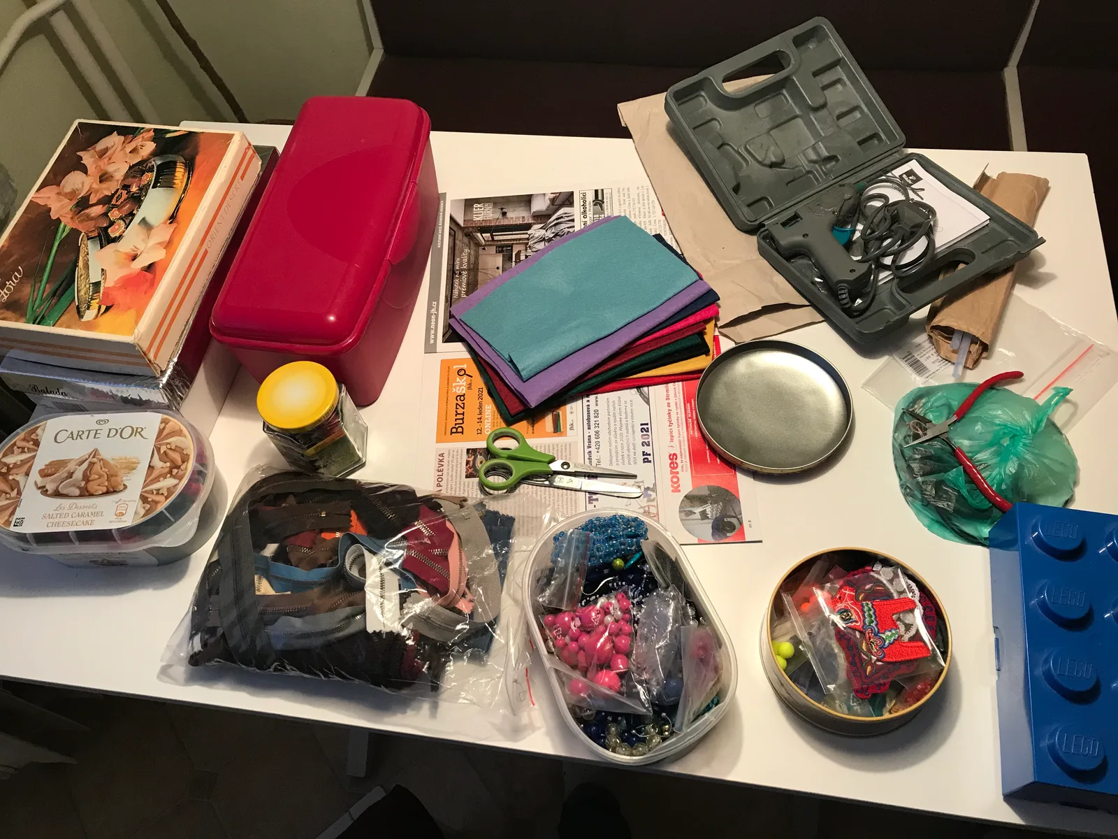 Tvorba módního doplňku z recyklovaných materiálů a starých džín