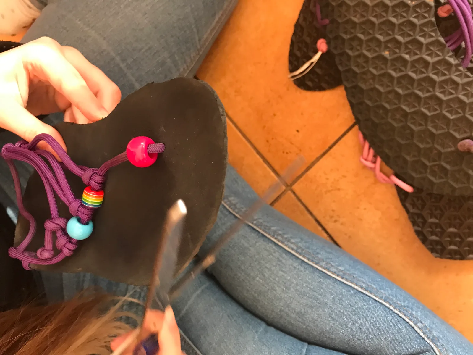 Výroba barefoot bot Huarache na řemeslném workshopu
