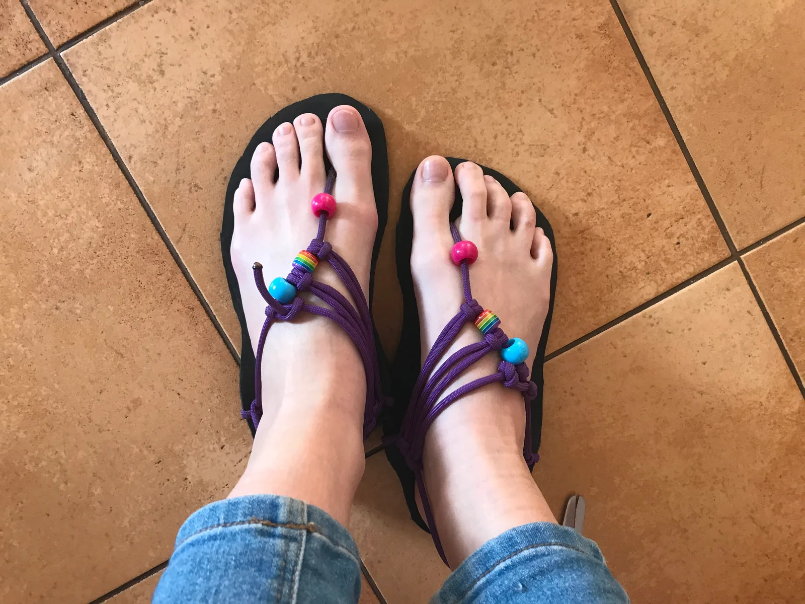 Výroba barefoot bot Huarache na řemeslném workshopu